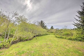 Bungalow w/ Wraparound Deck - 8 Mi to Brookings