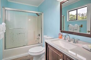 Bungalow w/ Wraparound Deck - 8 Mi to Brookings