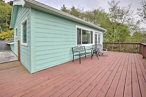 Bungalow w/ Wraparound Deck - 8 Mi to Brookings