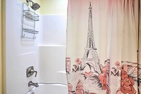 Bungalow w/ Wraparound Deck - 8 Mi to Brookings