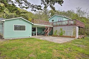 Bungalow w/ Wraparound Deck - 8 Mi to Brookings