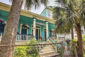 Historic Galveston Apartment - 1 Mi to The Strand!