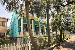 Historic Galveston Apartment - 1 Mi to The Strand!