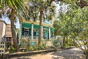Historic Galveston Apartment - 1 Mi to The Strand!