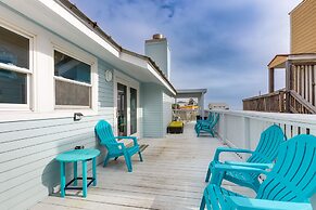 Steps to Beach: Galveston Vacation Rental!