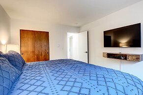 Walk to Ski Resort: Breckenridge Condo w/ Hot Tub!