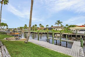 Canalfront Oasis With Bbq, Patio, Kayaks & Dock!