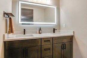 Walk to Ski Lift: Breckenridge Retreat w/ 2 Decks!