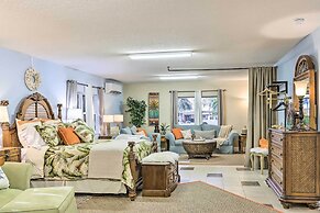 Studio w/ Pool & Gas Grill < 1 Mi to River