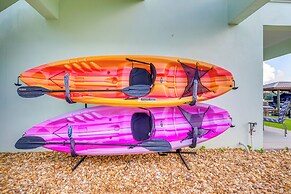 Riverfront Homosassa Retreat w/ Kayak & Boat Dock!
