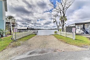 Riverfront Homosassa Retreat w/ Kayak & Boat Dock!