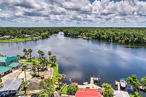 Riverfront Homosassa Retreat w/ Kayak & Boat Dock!
