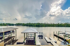 Riverfront Homosassa Retreat w/ Kayak & Boat Dock!