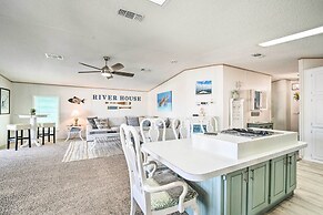 Boat Dock & Porch: Riverfront Retreat in Homosassa