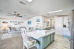 Boat Dock & Porch: Riverfront Retreat in Homosassa