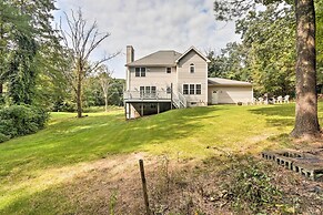 Granby Home w/ Deck < 1/2 Mi to Aldrich Lake!