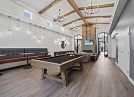 Glamorous 2B2BA with patio views and gym