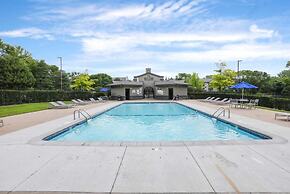 Glamorous 2B2BA with patio views and gym