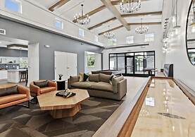 Glamorous 2B2BA with patio views and gym