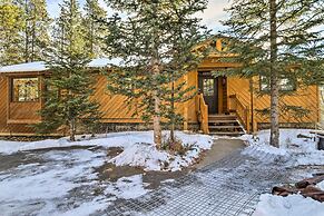 1 Mi to Peak 7: Home w/ Hot Tub in Breckenridge!