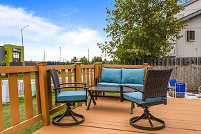 Updated Townhome: Near Airport & Shopping!