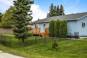 Updated Townhome: Near Airport & Shopping!