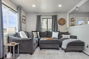 Updated Townhome: Near Airport & Shopping!