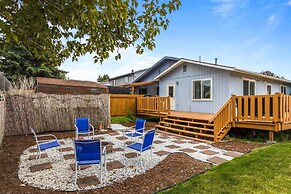 Updated Townhome: Near Airport & Shopping!