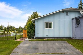 Updated Townhome: Near Airport & Shopping!