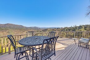 28 Mi to Yosemite: Lovely Mtn Cottage w/ Deck!