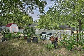 2 Mi to Oaklawn Casino: Home w/ Peaceful Yard!