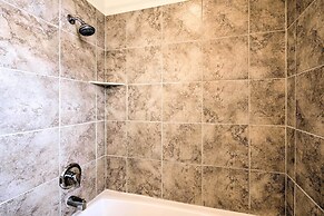 Walkable Park Mountain Getaway: Hot Tub & Views!