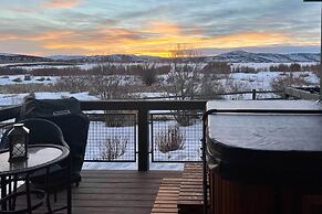 Walkable Park Mountain Getaway: Hot Tub & Views!