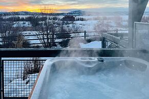 Walkable Park Mountain Getaway: Hot Tub & Views!