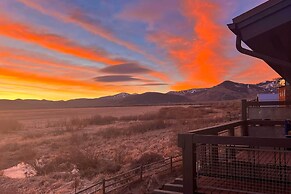 Walkable Park Mountain Getaway: Hot Tub & Views!