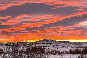 Walkable Park Mountain Getaway: Hot Tub & Views!