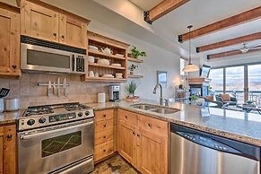 Walkable Park Mountain Getaway: Hot Tub & Views!