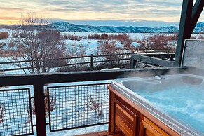 Walkable Park Mountain Getaway: Hot Tub & Views!