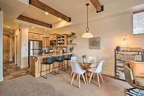 Walkable Park Mountain Getaway: Hot Tub & Views!