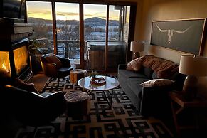 Walkable Park Mountain Getaway: Hot Tub & Views!