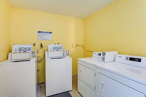 Sunlit Longboat Key Escape w/ Private Resort Beach