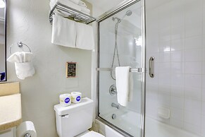 Sunlit Longboat Key Escape w/ Private Resort Beach