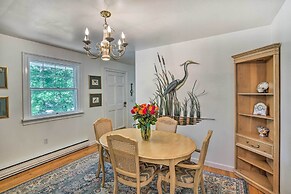 Stockbridge Home: Walk to Town Beach!