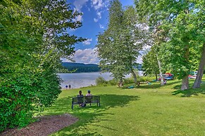 Stockbridge Home: Walk to Town Beach!