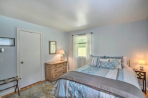 Stockbridge Home: Walk to Town Beach!