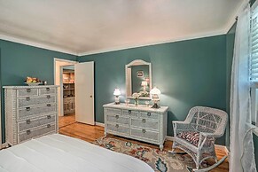 Stockbridge Home: Walk to Town Beach!