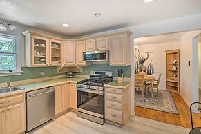 Stockbridge Home: Walk to Town Beach!