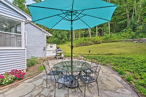 Stockbridge Home: Walk to Town Beach!