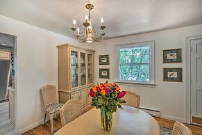 Stockbridge Home: Walk to Town Beach!
