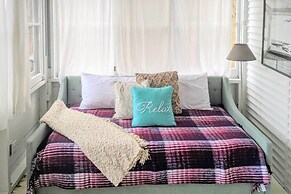 Cozy Stockbridge Cabin - Walk to Beach & Lake!
